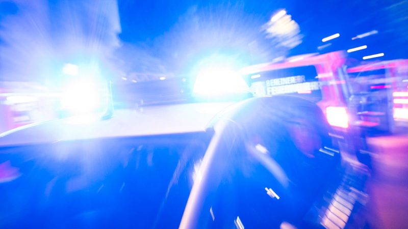 Ein Streifenwagen der Polizei steht mit Blaulicht an einem Einsatzort.