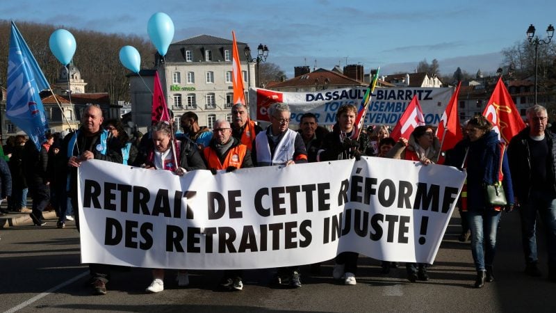 Demonstranten halten ein Transparent mit der Aufschrift «Rücknahme der ungerechten Rentenreform» während eines Protestmarsches in Bayonne.