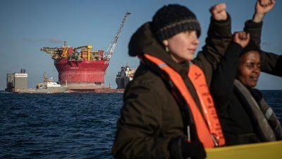 Kampf dem Öl: Greenpeace klettert wieder auf eine Shell-Plattform