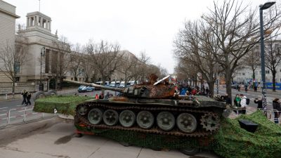 Panzerwrack aus Kiew steht jetzt vor russischer Botschaft in Berlin