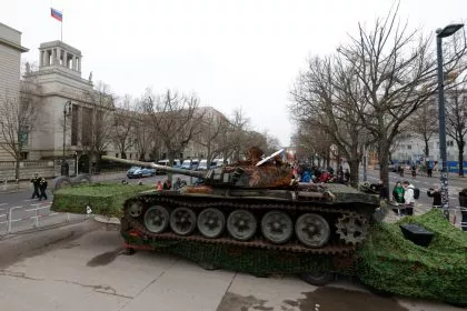 Panzerwrack aus Kiew steht jetzt vor russischer Botschaft in Berlin