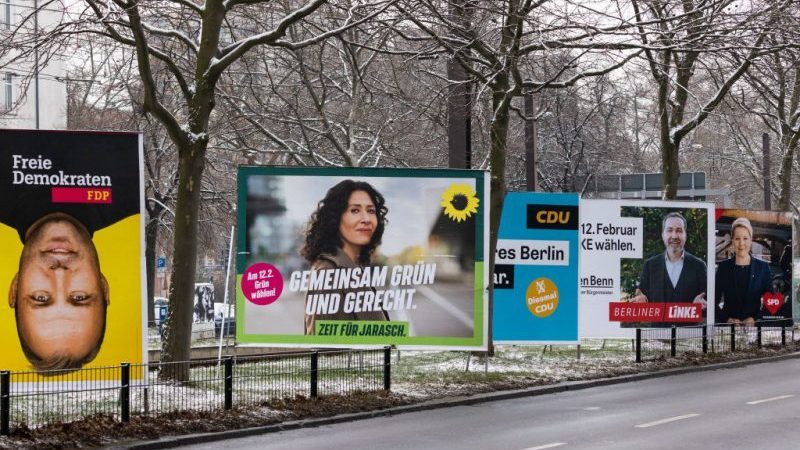 Plakate zur Wahl 2023 in Berlin. Foto: Maja Hitij/Getty Images