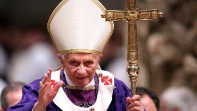 Papst Benedikt wusste von Kindesmissbrauch: Vatikan-Akten gefordert