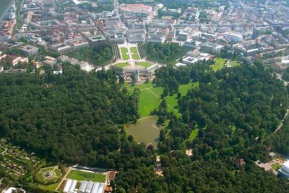 Beim Achtsamkeitsspaziergang im Karlsruher Schlosspark die Sinne wieder aktivieren