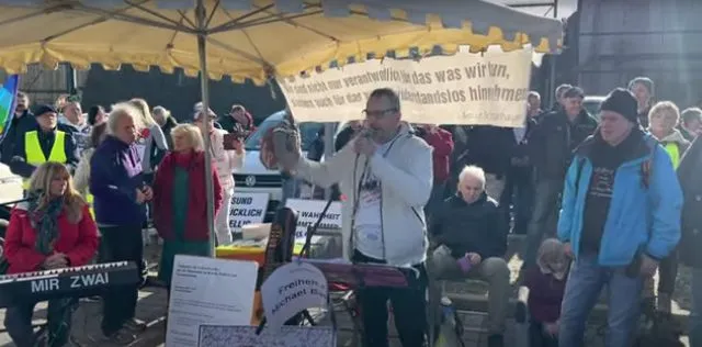 Rechtsanwalt Ralf Ludwig bei seiner Rede am 11. Januar 2023 vor dem Gefängnis in Stuttgart-Stammheim