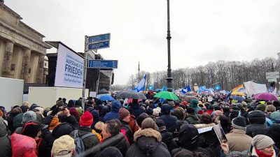 Berlin – Zahlen der Organisatoren: 50.000 Menschen bei Demo gegen Waffenlieferungen
