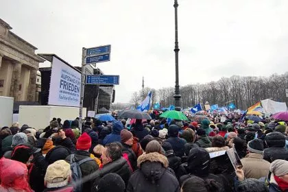 Berlin – Zahlen der Organisatoren: 50.000 Menschen bei Demo gegen Waffenlieferungen