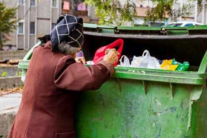 Deutschlands Tafeln sind überlaufen und immer mehr Menschen „containern“ in Abfällen ihre Nahrung