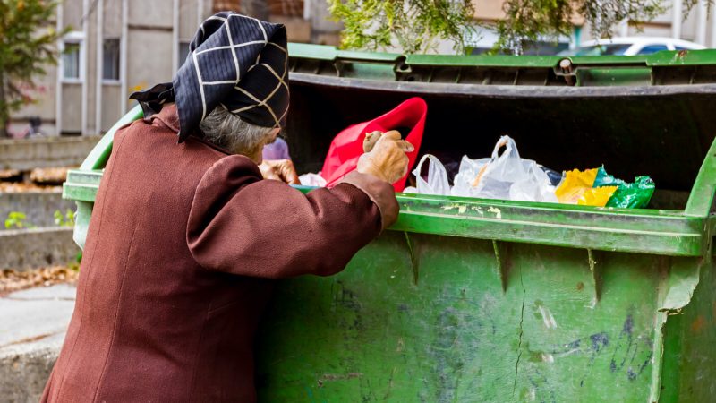 Deutschlands Tafeln sind überlaufen und immer mehr Menschen „containern“ in Abfällen ihre Nahrung