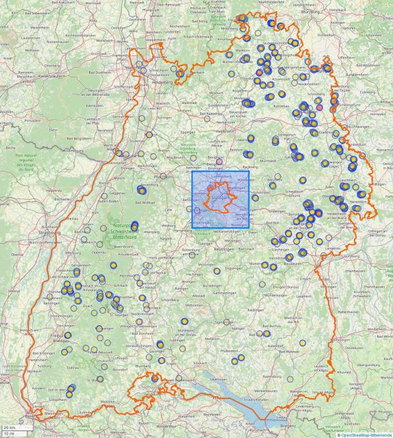Bestehende Windkraftanlagen (Kreise) in Baden-Württemberg. Laut Gesetz sollen bis zu 3,6 Prozent der Landesfläche (blaues Quadrat) der Windkraft gewidmet werden.