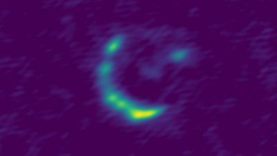 Die „unsichtbare“ Galaxie aus dem frühen Universum, aufgenommen vom ALMA-Radioteleskop und mithilfe einer gigantischen Gravitationslinse.