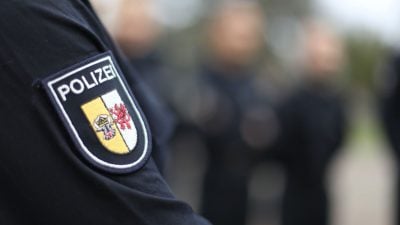 Das Polizei-Wappen von Mecklenburg-Vorpommern Die Richterinnen und Richter des Bundesverfassungsgerichtes erklärten etliche Vorschriften im 2020 reformierten Sicherheits- und Ordnungsgesetz (SOG) des Bundeslandes für verfassungswidrig.