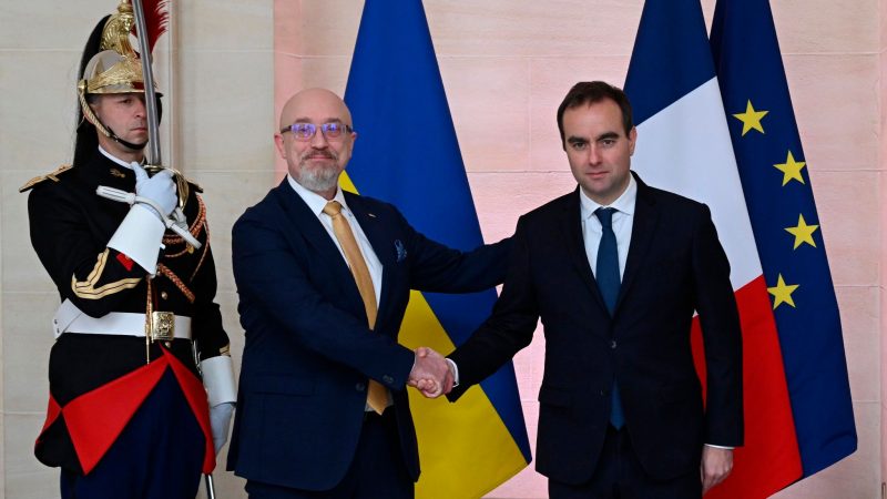 Der ukrainische Verteidgungsminister Oleksij Resnikow (l) wurde von seinem französischen Amtskollegen Sebastien Lecornu am 1. Februar 2023 in Paris empfangen.