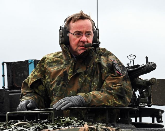 Boris Pistorius in einem Leopard 2 A6 des Panzerbataillons 203 der Bundeswehr.