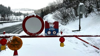 Österreich: Heftige Schneefälle sorgen für Verkehrschaos