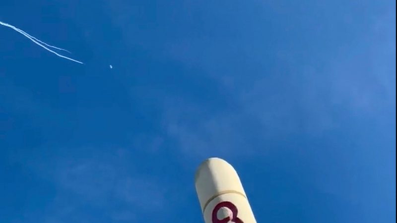 Ein Kampfflugzeug der US-Luftwaffe schießt einen mutmaßlichen chinesischen Beobachtungsballon ab.