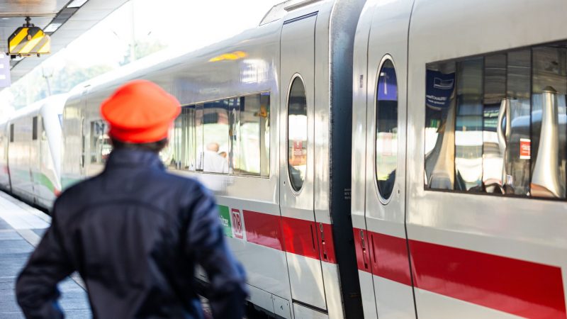 Die Eisenbahn- und Verkehrsgewerkschaft EVG fordert erhebliche Lohnsteigerungen.