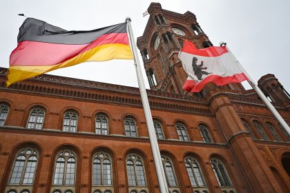 Berliner CDU und SPD unterzeichnen Koalitionsvertrag für neue Landesregierung