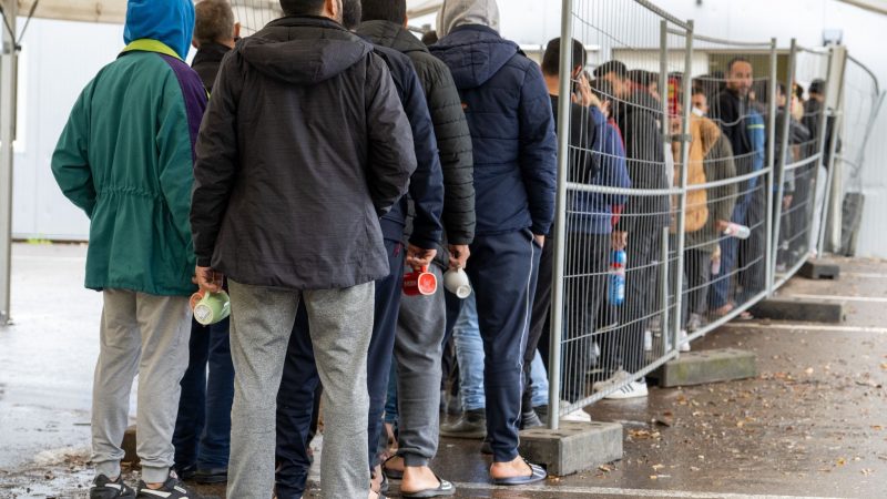 In der Landeserstaufnahmestelle im baden-württebergischen Ellwangen warten Flüchtlinge vor der Essensausgabe. Knapp 218.000 Menschen haben 2022 erstmals in Deutschland Asyl beantragt - so viele wie seit 2016 nicht.