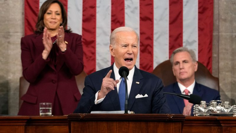 US-Präsident Joe Biden hält seine Rede zur Lage der Nation. Hinter ihm applaudiert Vizepräsidentin Kamala Harris, daneben sitzt Kevin McCarthy, Sprecher des Repräsentantenhauses.