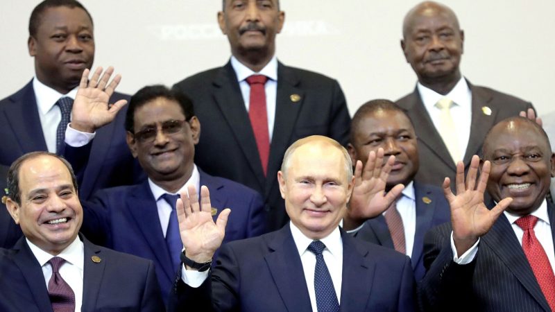 Wladimir Putin (1. Reihe, M), Präsident von Russland, steht zusammen mit den Führern der afrikanischen Ländern für ein Gruppenfoto im Rahmen des ersten Afrika-Russland-Gipfels zusammen.