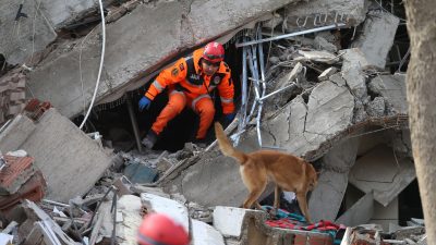 Ein Retter sucht nach dem Erdbeben im türkischen Kahramanmaras nach Überlebenden.