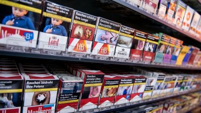 Zigarettenpackungen in einem Kiosk im Regal: Mit dem rückläufigen Trend zum Rauchen sind in Deutschland erneut weniger Zigaretten versteuert worden.