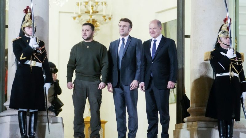 Frankreichs Präsident Emmanuel Macron (M) und Bundeskanzler Olaf Scholz treffen sich in Paris mit dem ukrainischen Präsidenten Wolodymyr Selenskyj (l). Beim Abendessen im Élysée-Palast soll es um weitere Unterstützung für die Ukraine gehen.