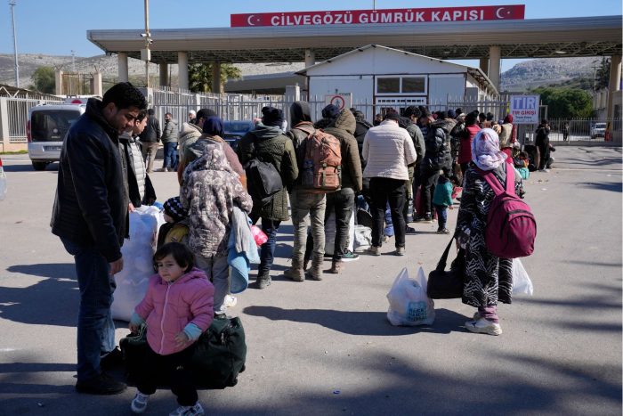 Syrer stehen in einer Warteschlange vor dem türkischen-syrischen Grenzübergang Cilvegozu im Südosten der Türkei und warten darauf, in ihr Land zurückkehren zu können.