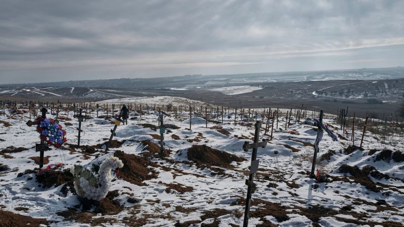 Neue Gräber und Kreuze auf einem Friedhof der zunehmend von russischen Truppen eingekreisten Stadt Bachmut.
