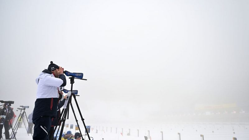 Schlechte Sicht für die Trainer Norwegens bei der Biathlon Weltmeisterschaft. Sie schauen in den dichten Nebel am Schießstand in der Lotto Thüringen Arena am Rennsteig.