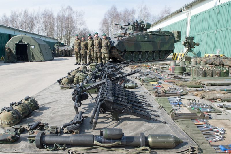 Soldaten des Panzergrenadierbataillons 371 zeigen ihre Ausrüstung, die vor einem Schützenpanzer Marder liegt. Diese Einheit war ein Teil der Nato-Speerspitze oder Very High Readiness Joint Task Force (VJTF).