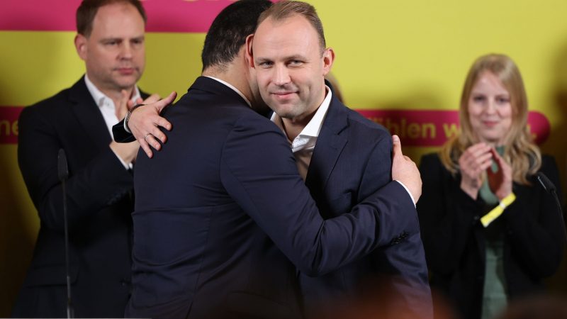 FDP-Spitzenkandidat Sebastian Czaja wird trotz der schwachen vorläufigen Zahlen in Berlin von Generalsekretär Bijan Djir-Sarai umarmt.