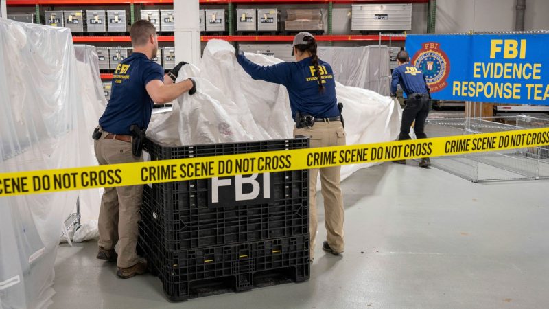 FBI-Spezialagenten begutachten das Material, das vom vor der Küste von South Carolina geborgenen Höhenballon stammt.
