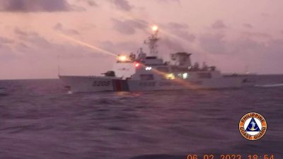 Ein Schiff der chinesischen Küstenwache im  Südchinesischen Meer - aufgenommen von der philippinischen Küstenwache.