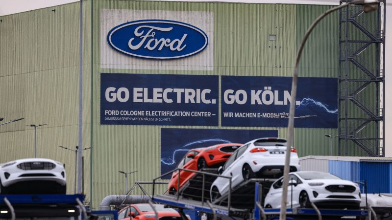 Ford ist im Umbruch, der Autokonzern schwenkte relativ spät auf Elektrokurs ein. In diesem Jahr sollen die ersten in Europa hergestellten reinen Ford-Elektroautos in Köln vom Band rollen, das Verbrennermodell Fiesta wird hingegen eingestellt.
