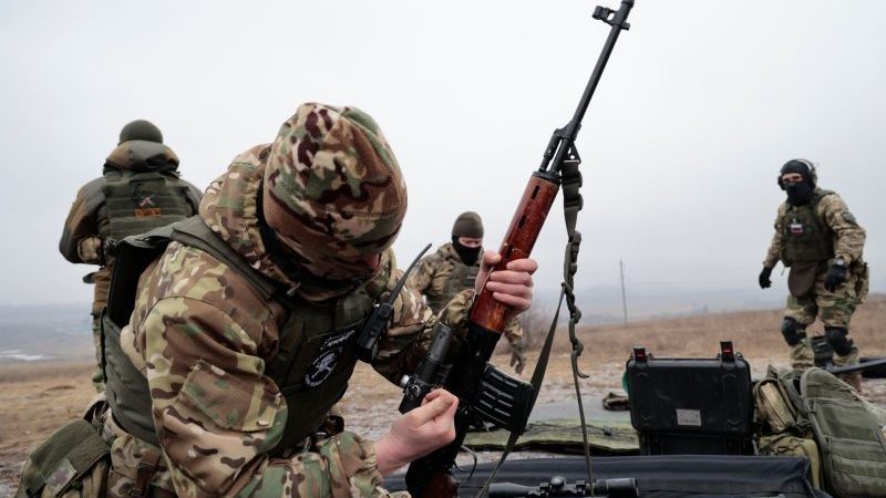 Soldaten der russischen Armee üben auf einem Truppenübungsplatz im Gebiet Donezk.