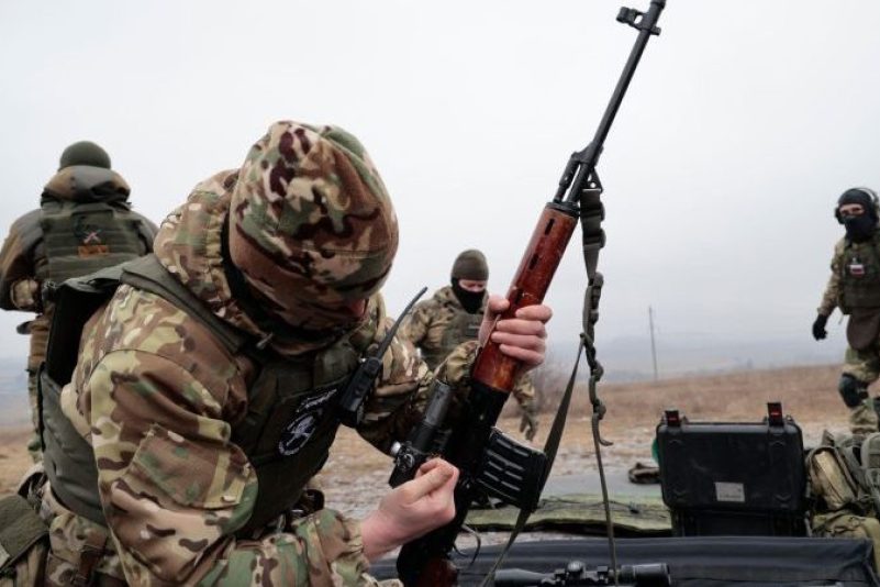 Soldaten der russischen Armee üben auf einem Truppenübungsplatz im Gebiet Donezk.