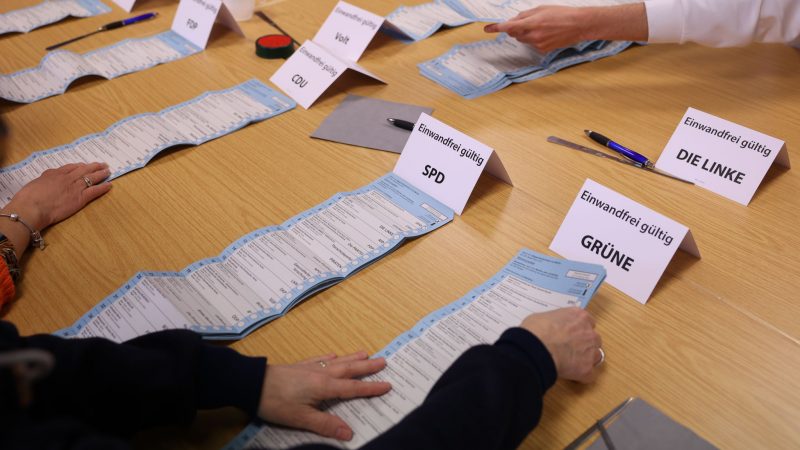 Nach der Wiederholungswahl zum Berliner Abgeordnetenhaus werden bei einer öffentlichen Auszählung Wahlbriefe im Bezirk Lichtenberg nachgezählt.