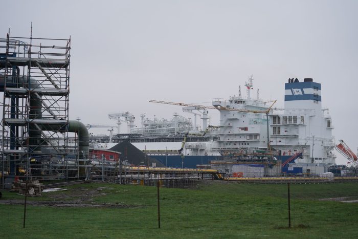 Das schwimmende LNG-Terminal «Höegh Gannet» liegt im Industriehafen Brunsbüttel. Auf dem Schiff wird flüssiges Erdgas für den Transport in Pipelines aufbereitet.