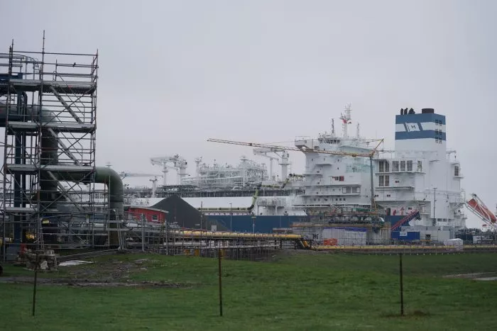Das schwimmende LNG-Terminal «Höegh Gannet» liegt im Industriehafen Brunsbüttel. Auf dem Schiff wird flüssiges Erdgas für den Transport in Pipelines aufbereitet.