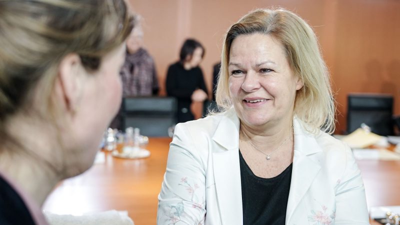 Nancy Faeser (SPD, r), Bundesministerin für Inneres und Heimat, nimmt an der Sitzung des Bundeskabinetts im Bundeskanzleramt teil.