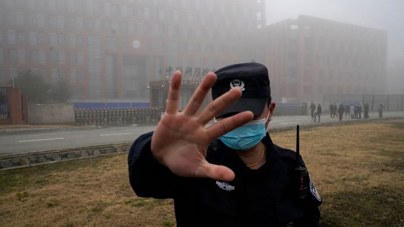 Ein Security-Mitarbeiter versucht im Februar 2021 vor dem Institut für Virologie in Wuhan, Journalisten am Fotografieren zu hindern. China hat die Hypothese stets zurückgewiesen, dass das Coronavirus aus dem Labor entwichen sein könnte.