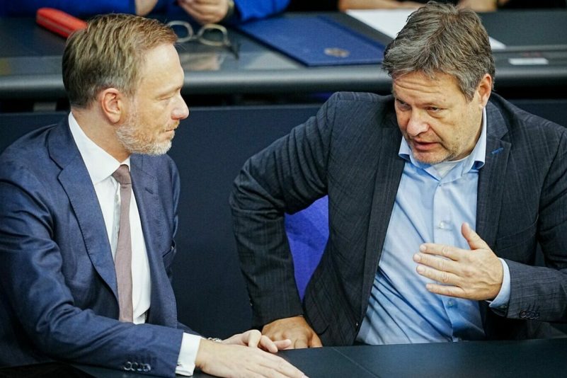 Finanzminister Christian Lindner (l.) und Wirtschaftsminister Robert Habeck während der Generaldebatte der Haushaltswoche im vergangenen November.