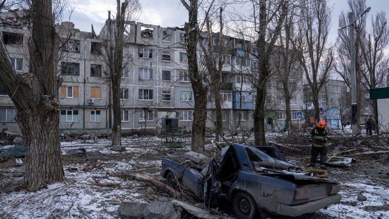Ein Rettungsarbeiter räumt am Mittwoch die Trümmer eines Wohnhauses in Pokrowsk weg, das durch eine Rakete zerstört wurde.