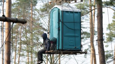 Großfeuer auf Firmengelände in Hannover zerstört rund 500 mobile Toiletten