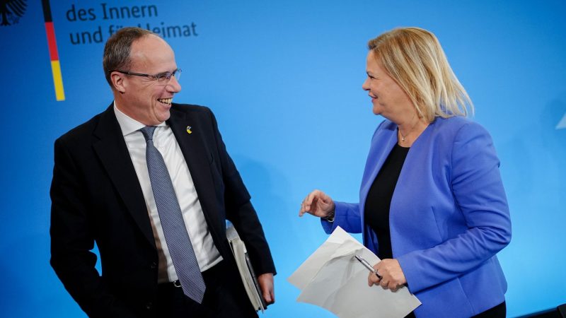Nancy Faeser (SPD), Bundesministerin für Inneres und Heimat, Peter Beuth (CDU), Innenminster von Hessen, verabschieden sich nach dem Flüchtlingsgipfel.