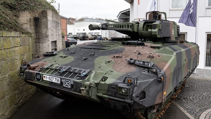 Ein vor Ort produzierter Schützenpanzer «Puma» steht am Eingang vom Rüstungsunternehmen Krauss-Maffei Wegmann in Kassel.