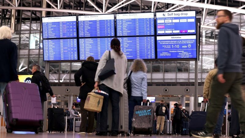 Flugreisende stehen vor den Anzeigetafeln im Terminal 1 am Airport Hamburg. Nach den Verdi-Streiks an deutschen Flughäfen fliegen die Fluggesellschaften wieder.