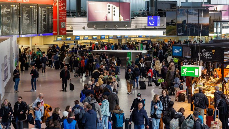 Lange Schlangen an den Check-in-Schaltern und vor den Sicherheitskontrollen wie hier in Frankfurt stellten für viele Passagiere eine Geduldsprobe dar.